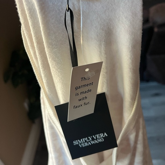 NWT Women’s soft crème sweater with a crew neck XL front pockets by Vera Wang - Picture 5 of 5